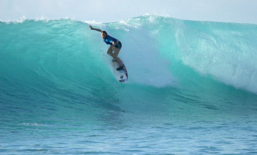 Learning to surf with other women in a good surf school